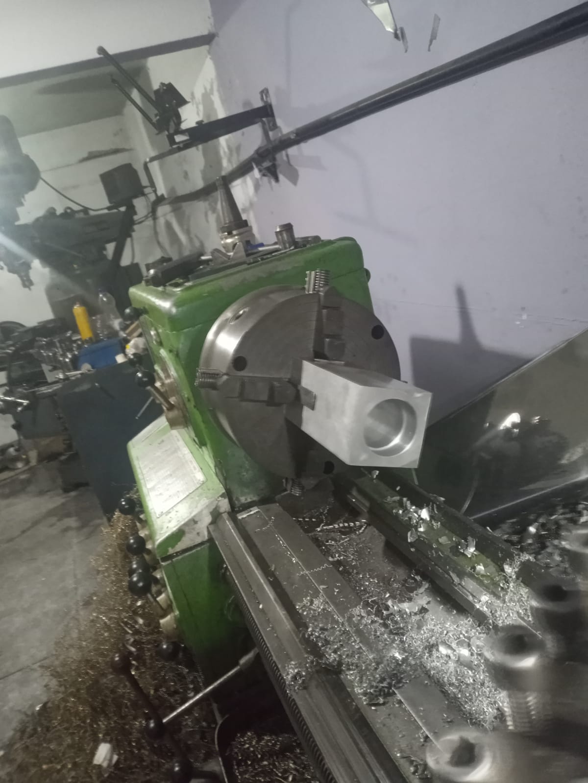 Torno mecânico em operação na JDA Usinagem em Guarulhos